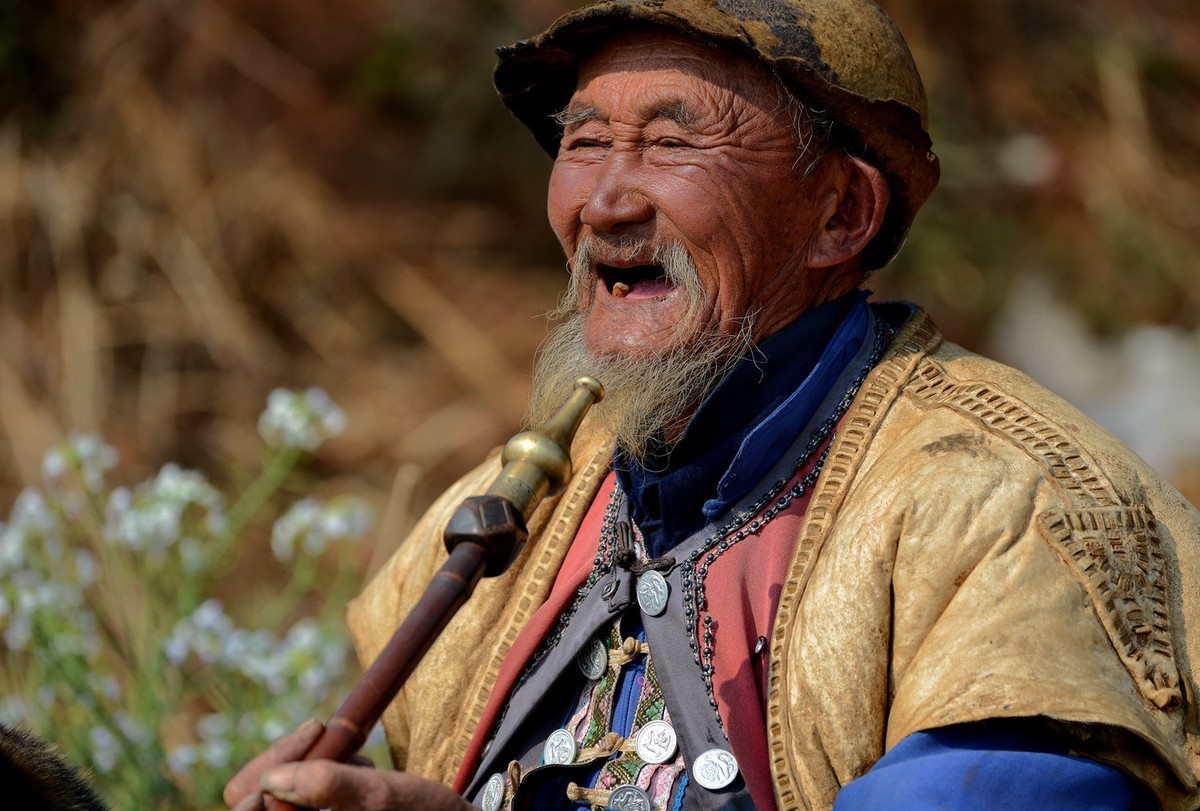 七彩云南行人物特写哈尼族老寿星