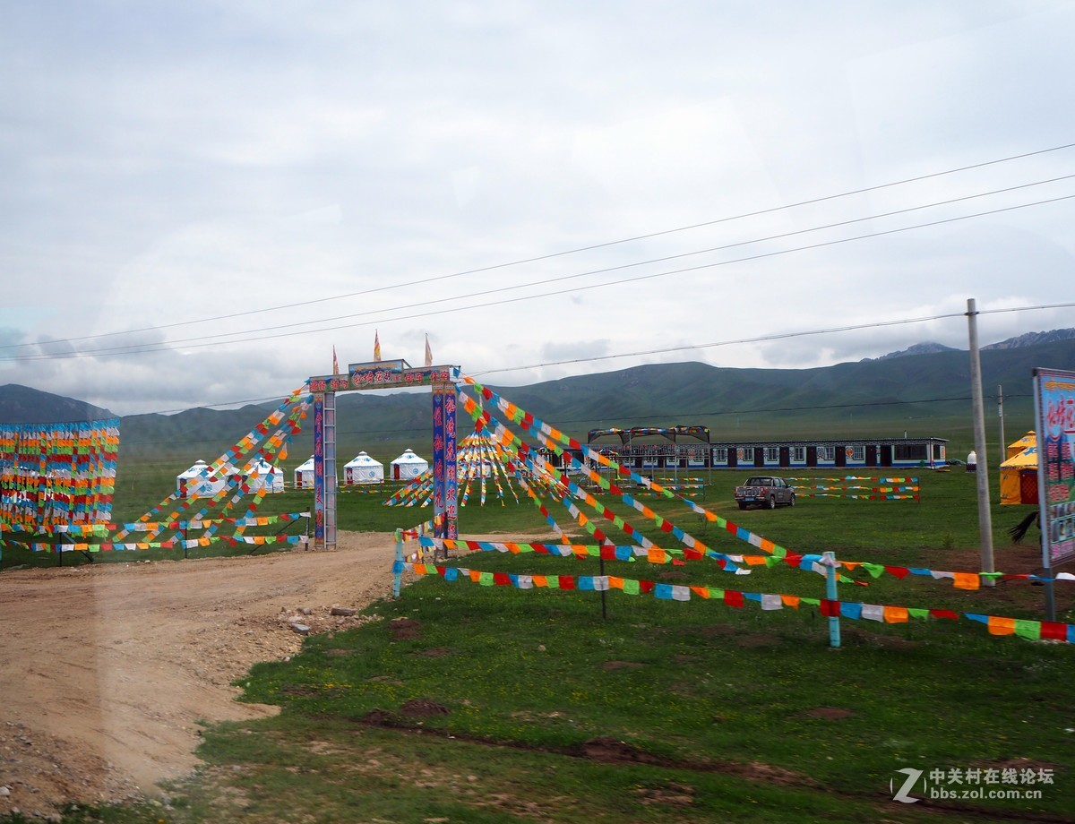 西藏的经幡和蒙古包