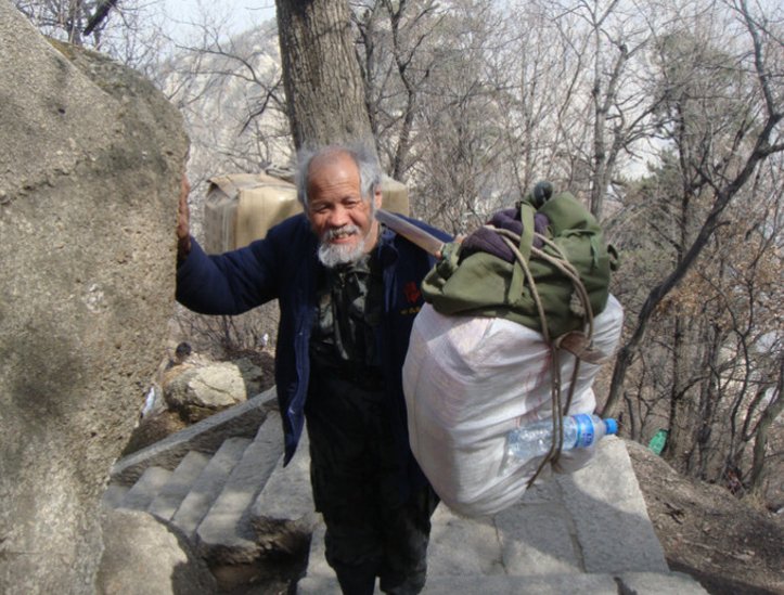 这个景区矿泉水11块一瓶，却无一个游客喊贵，只因他们实在太难