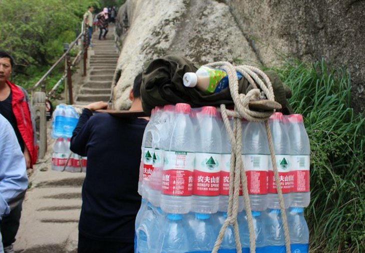 这个景区矿泉水11块一瓶，却无一个游客喊贵，只因他们实在太难
