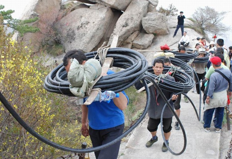 这个景区矿泉水11块一瓶，却无一个游客喊贵，只因他们实在太难