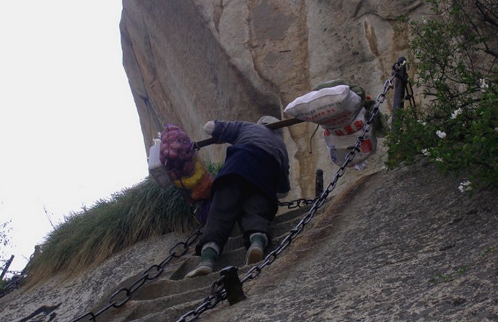 这个景区矿泉水11块一瓶，却无一个游客喊贵，只因他们实在太难