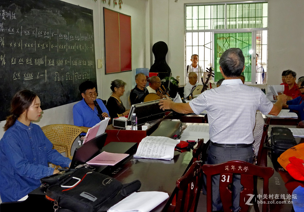老年大学校园  奏响长征颂歌