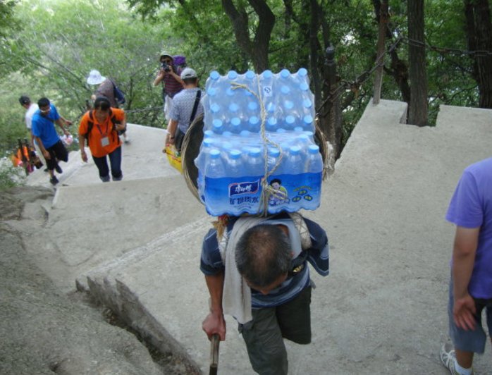 这个景区矿泉水11块一瓶，却无一个游客喊贵，只因他们实在太难