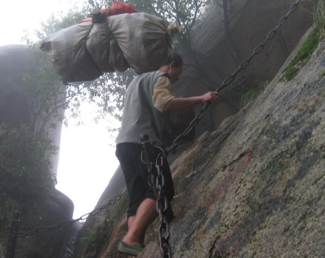 这个景区矿泉水11块一瓶，却无一个游客喊贵，只因他们实在太难