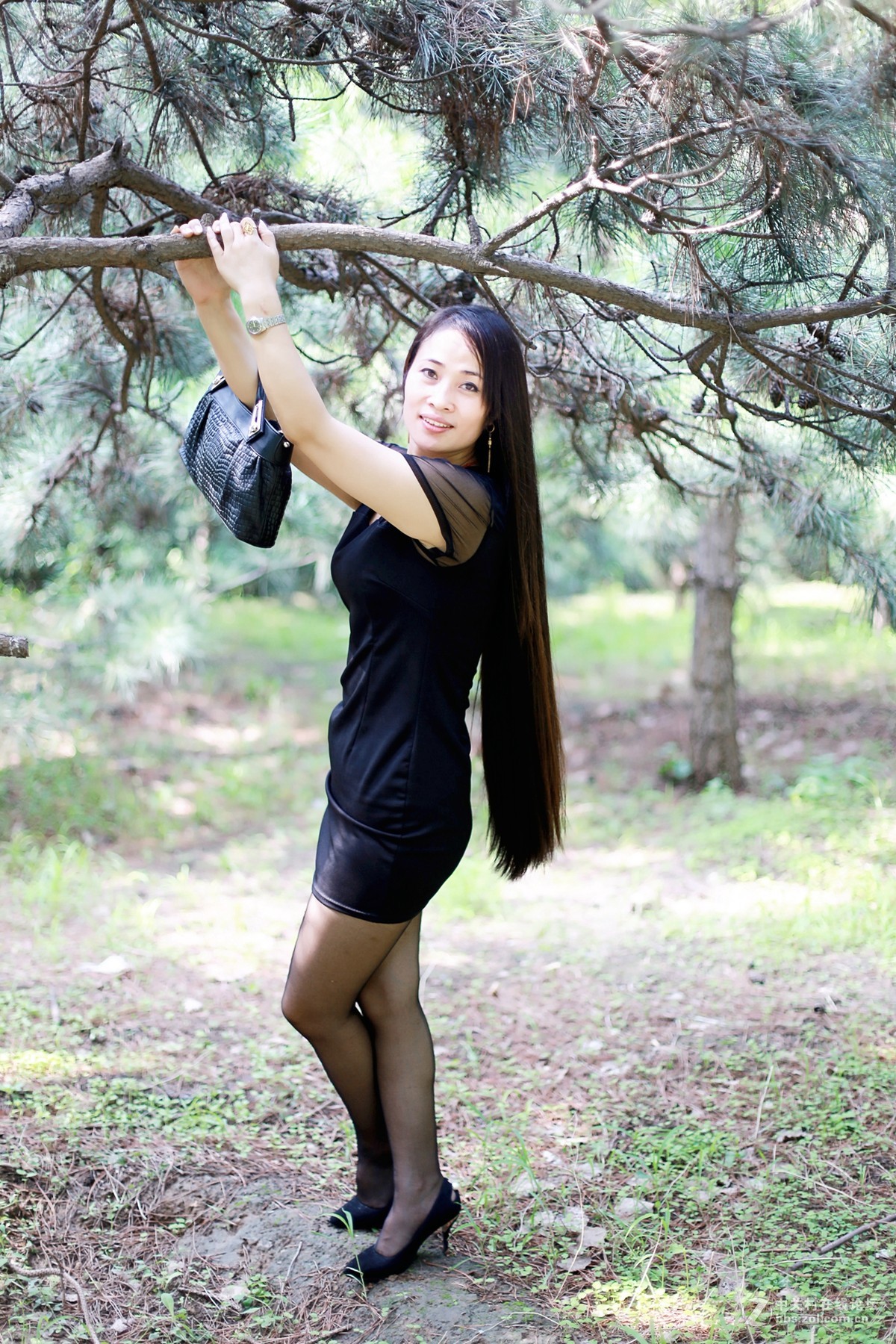 中年女子在公园健身-蓝牛仔影像-中国原创广告影像素材