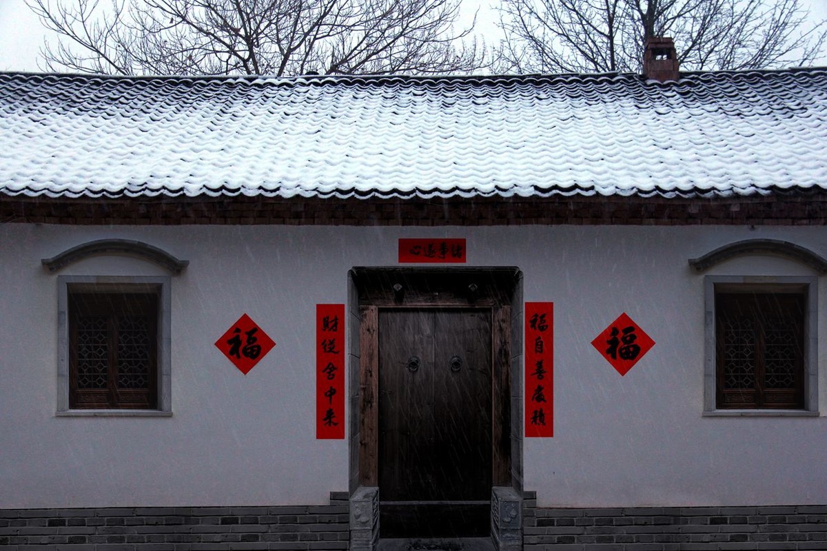 日暮苍山远,天寒白屋贫.柴门闻犬吠,风雪夜归人.