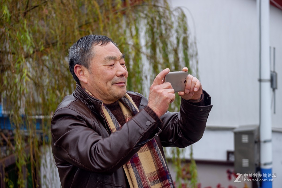 古镇人物抓怕