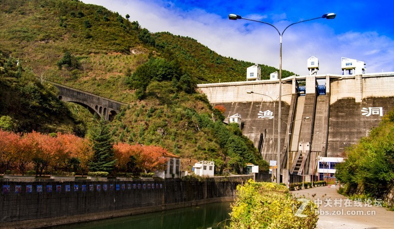 渔洞水库，秋色宜人，霜天红叶；文明用语能与昭阳“八景”之一的“洒渔烟柳”争相媲美