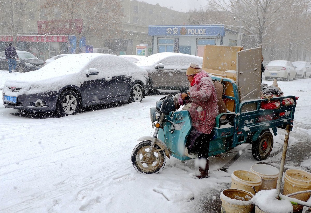 为了生计顶风冒雪摆摊忙