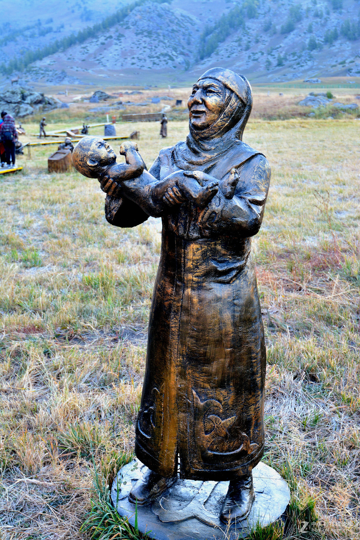 新疆哈萨克族人生礼仪石人群像