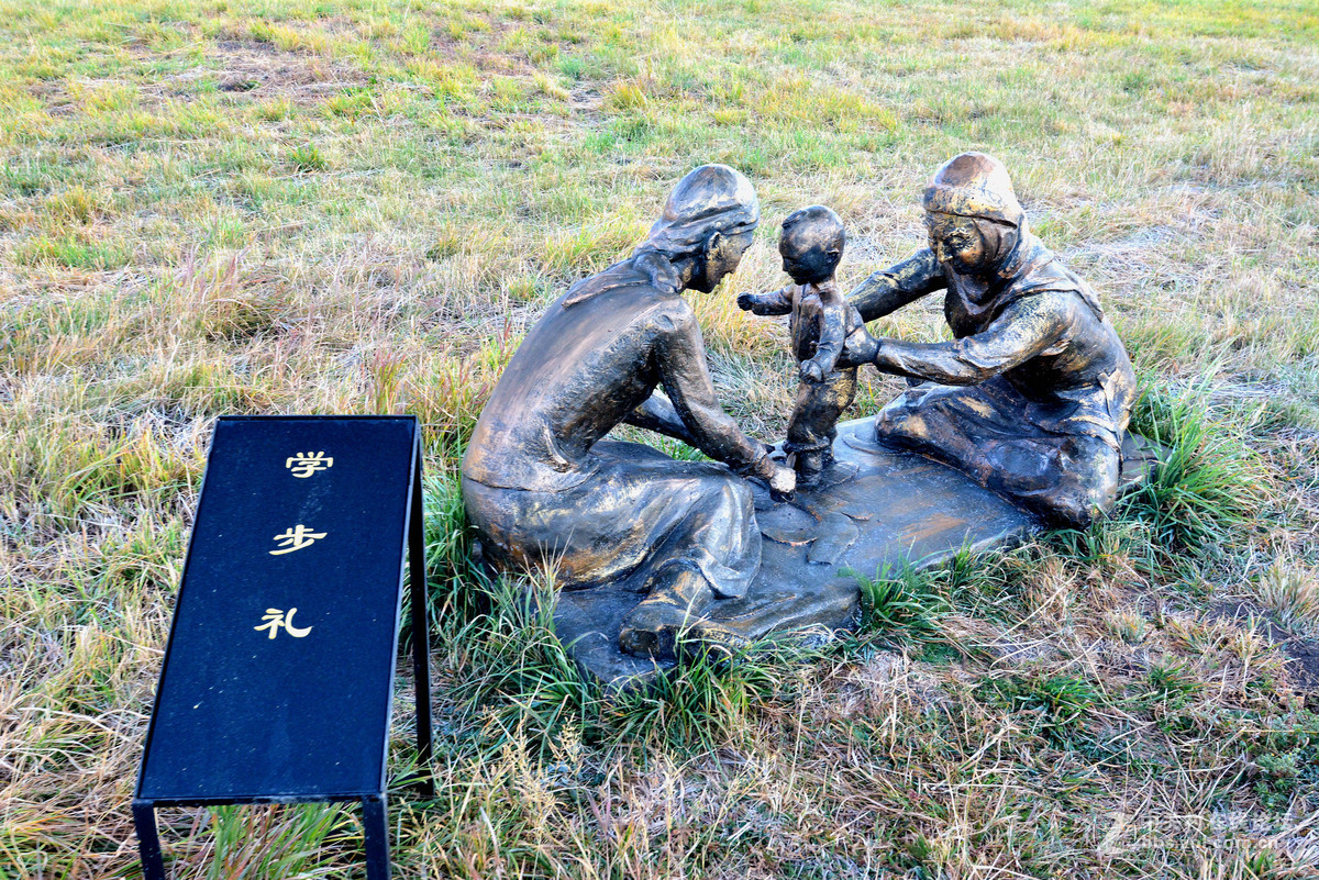 新疆哈萨克族人生礼仪石人群像