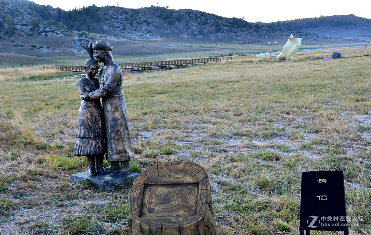 新疆哈萨克族人生礼仪石人群像