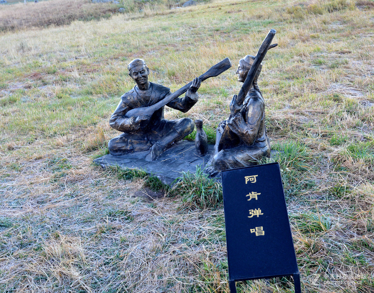 新疆哈萨克族人生礼仪石人群像