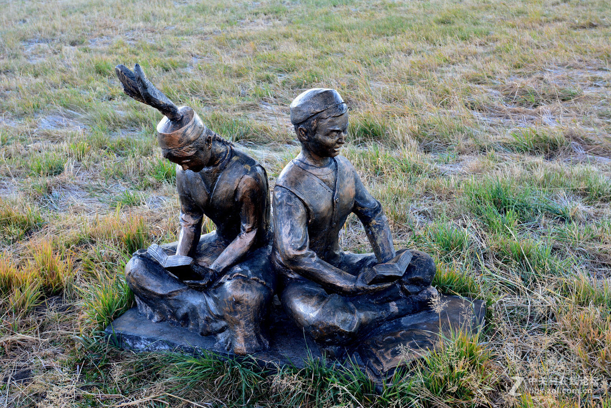 新疆哈萨克族人生礼仪石人群像