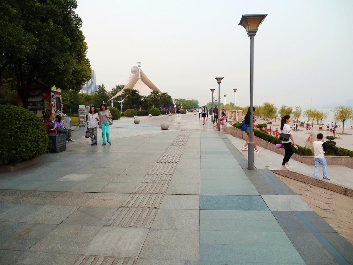 休闲在风景如画的汉口江滩