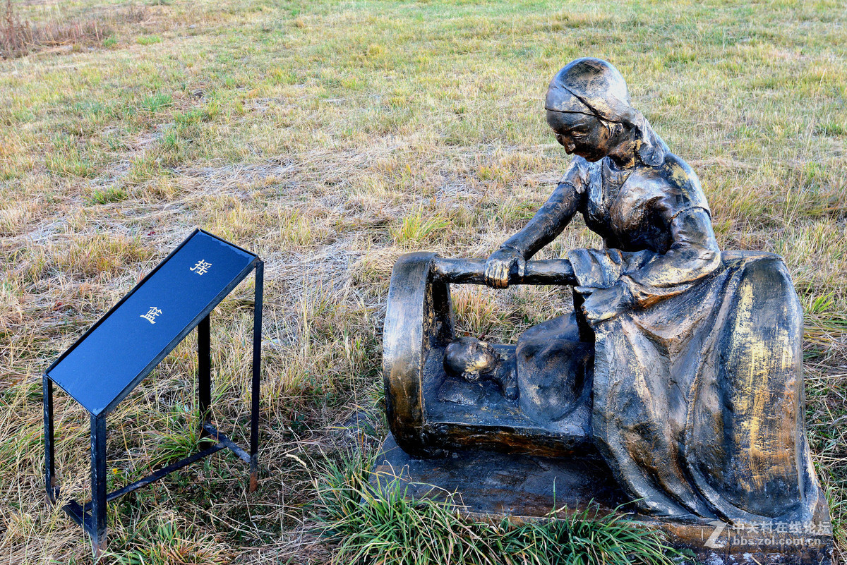 新疆哈萨克族人生礼仪石人群像