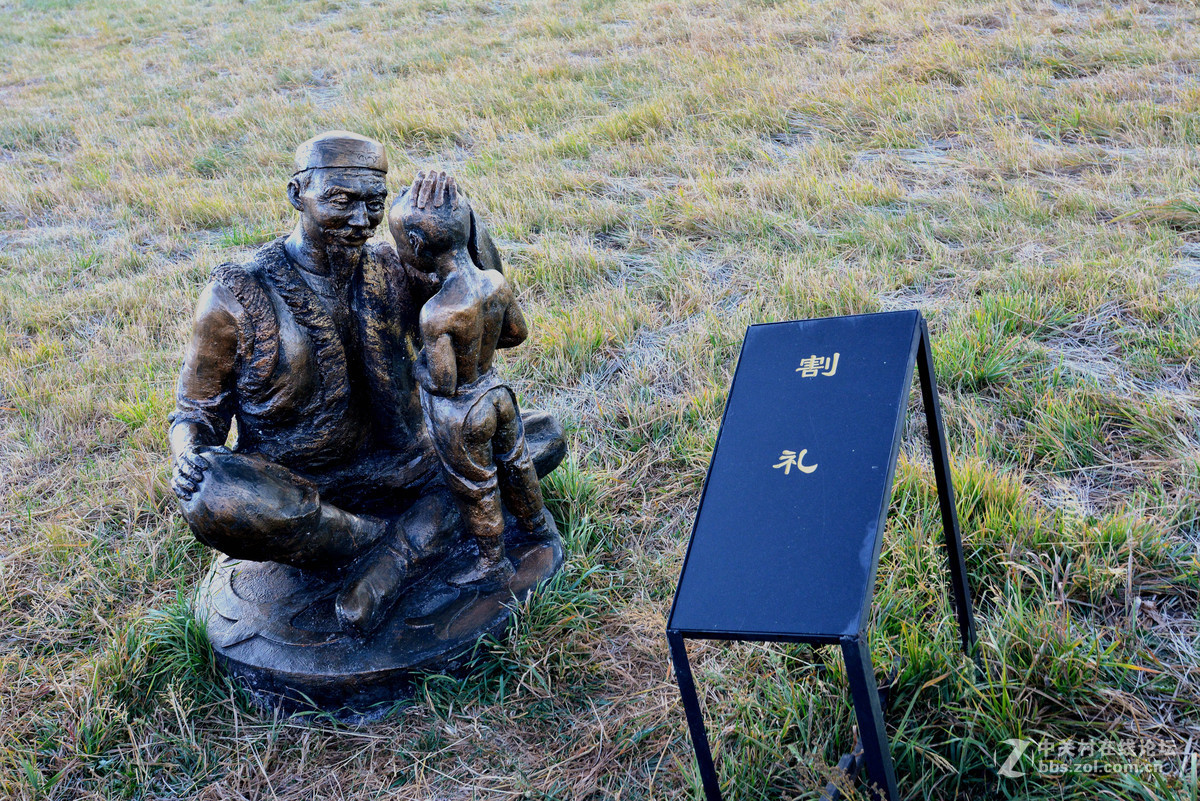 新疆哈萨克族人生礼仪石人群像