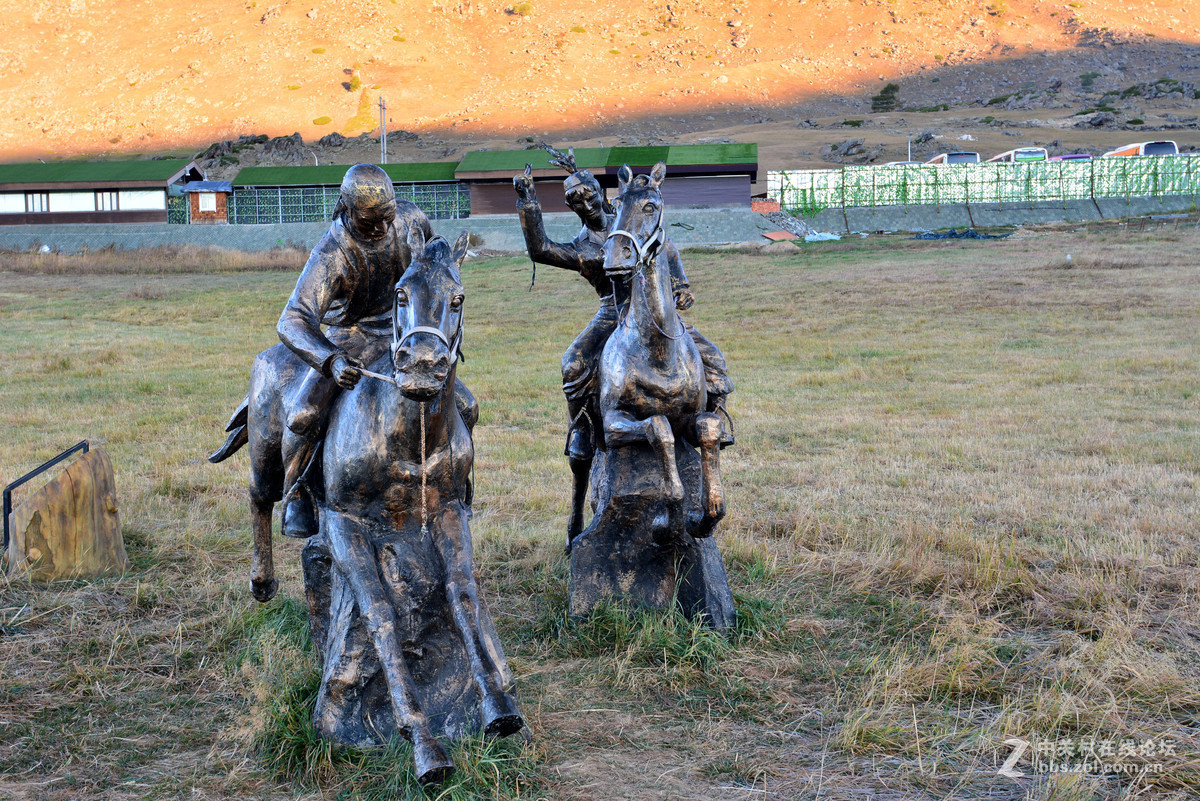新疆哈萨克族人生礼仪石人群像
