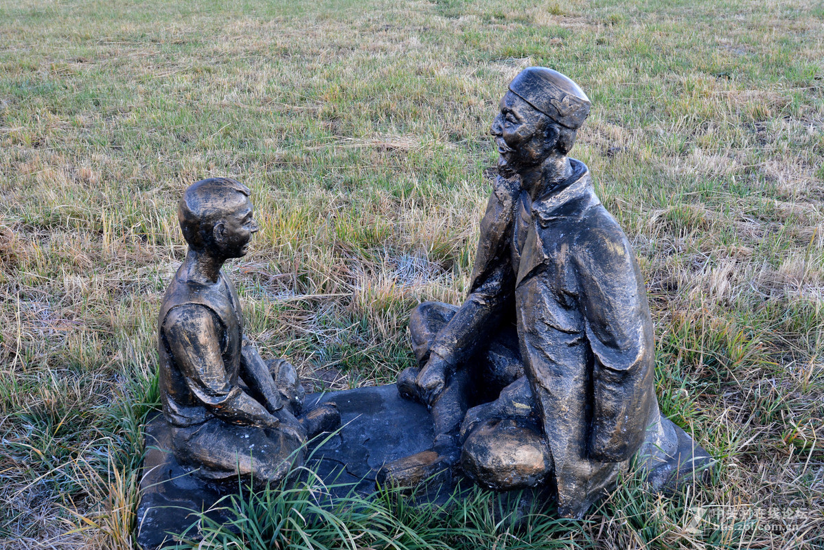 新疆哈萨克族人生礼仪石人群像