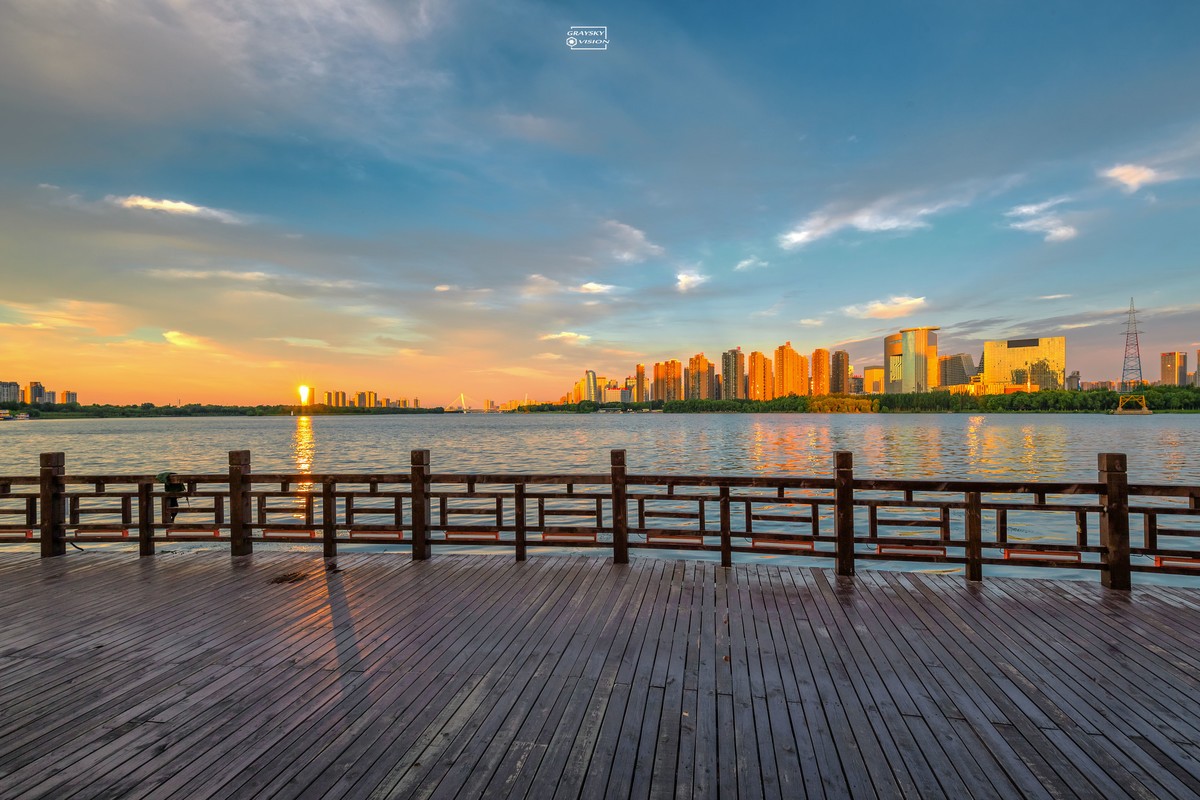 日落时分的河边栈道