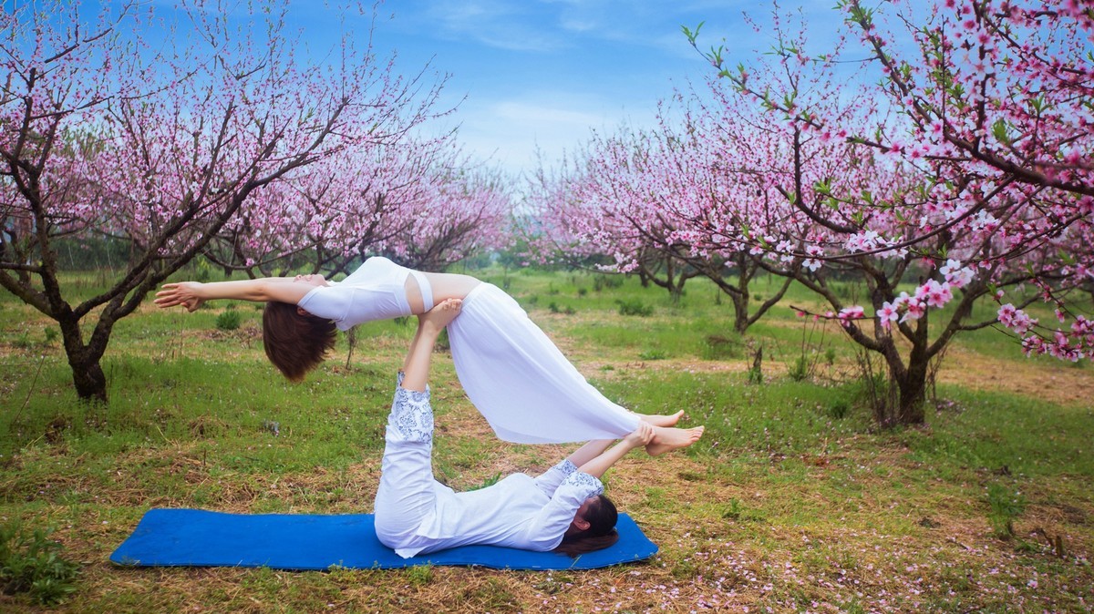 桃花园里秀瑜珈享受春日时光