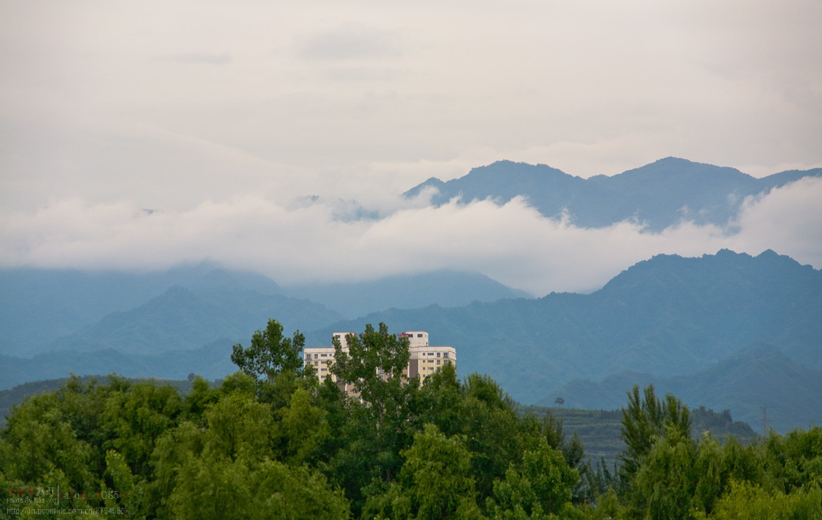 雨后  第一张秦岭由13张竖图拼成