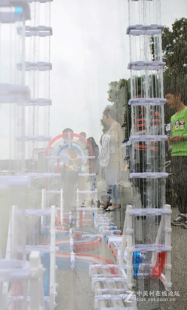 双胞胎拍上海第八届模型节