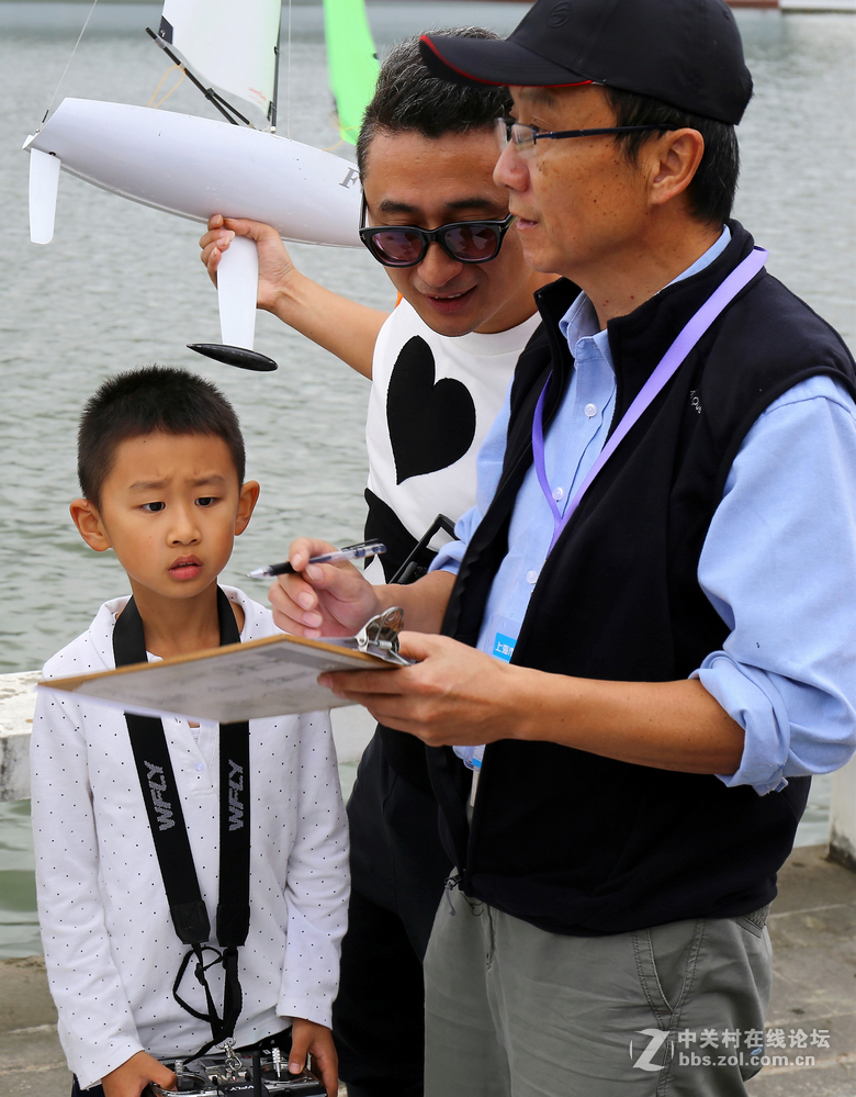 双胞胎拍上海第八届模型节