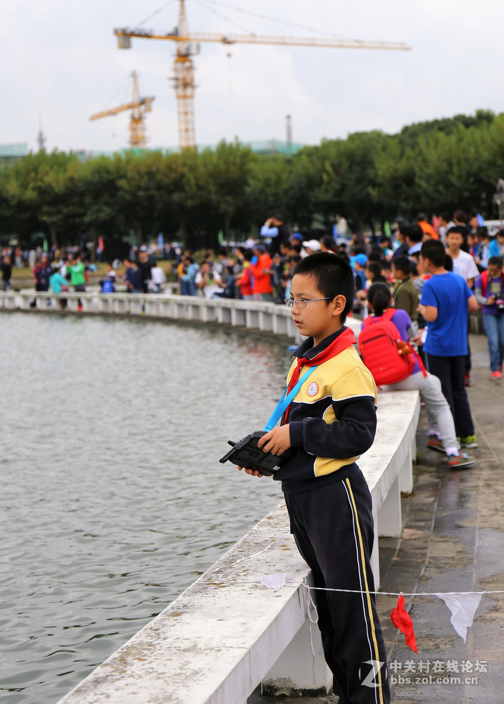 双胞胎拍上海第八届模型节