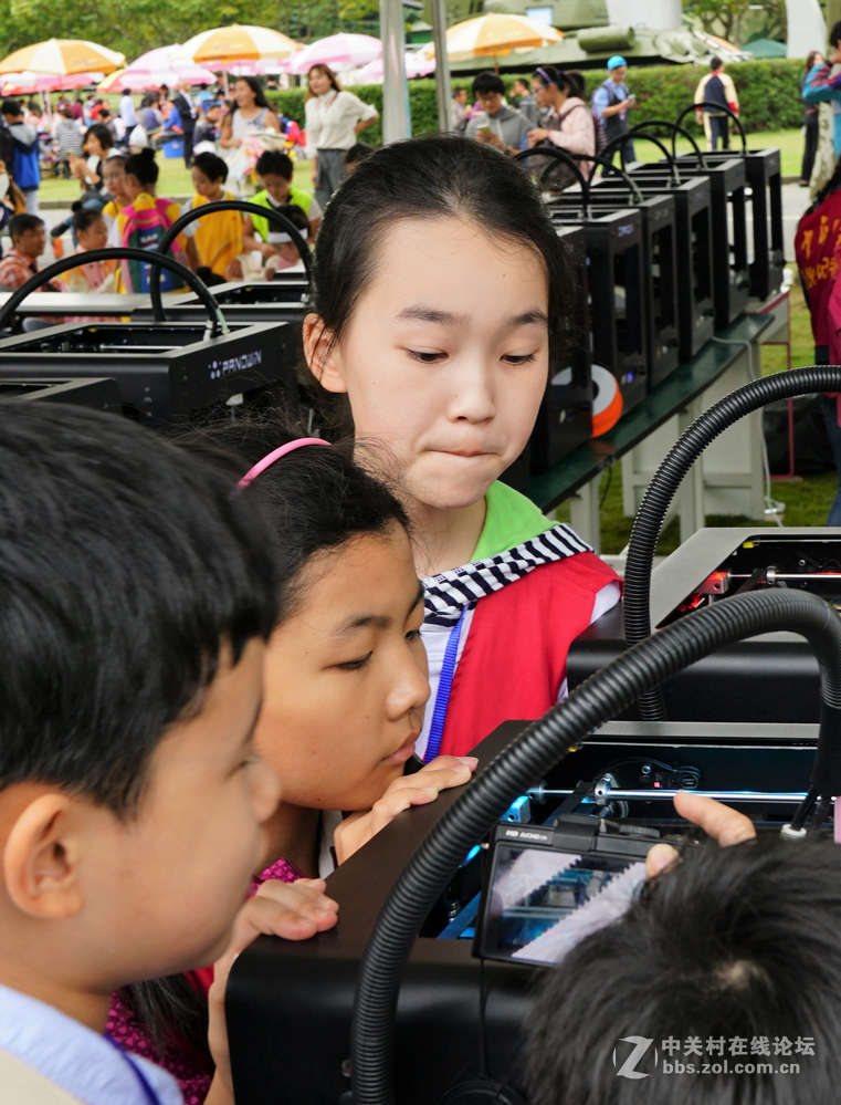 双胞胎拍上海第八届模型节