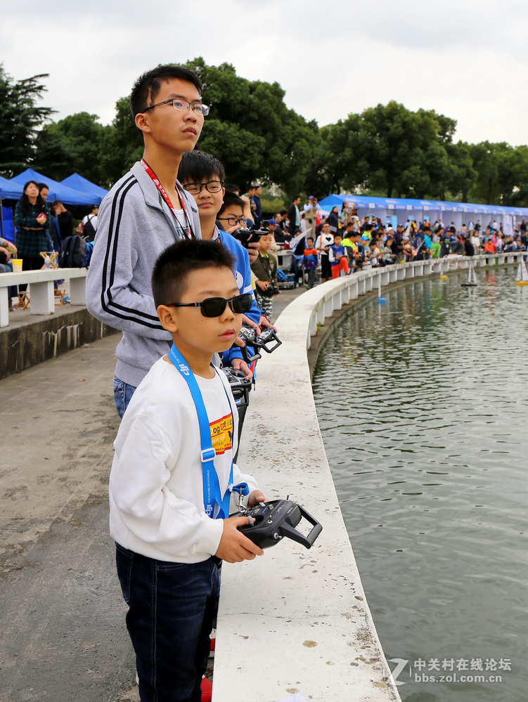 双胞胎拍上海第八届模型节