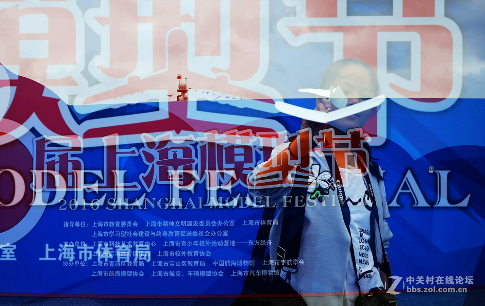 双胞胎拍上海第八届模型节
