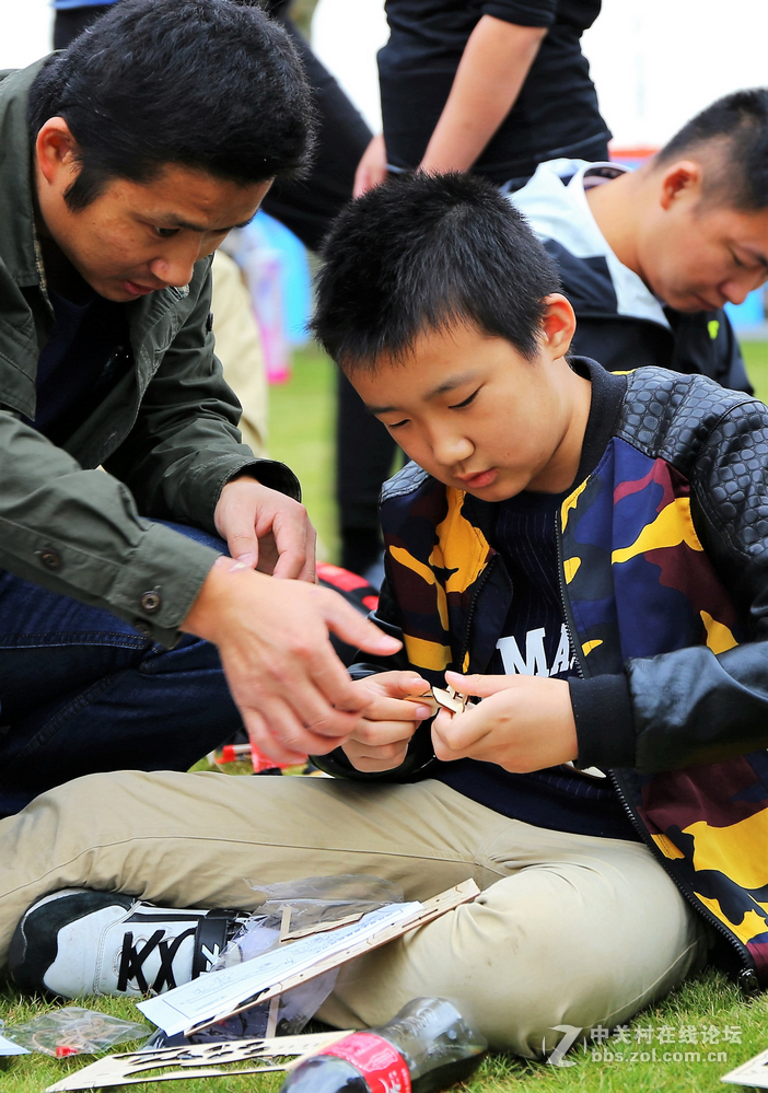 双胞胎拍上海第八届模型节