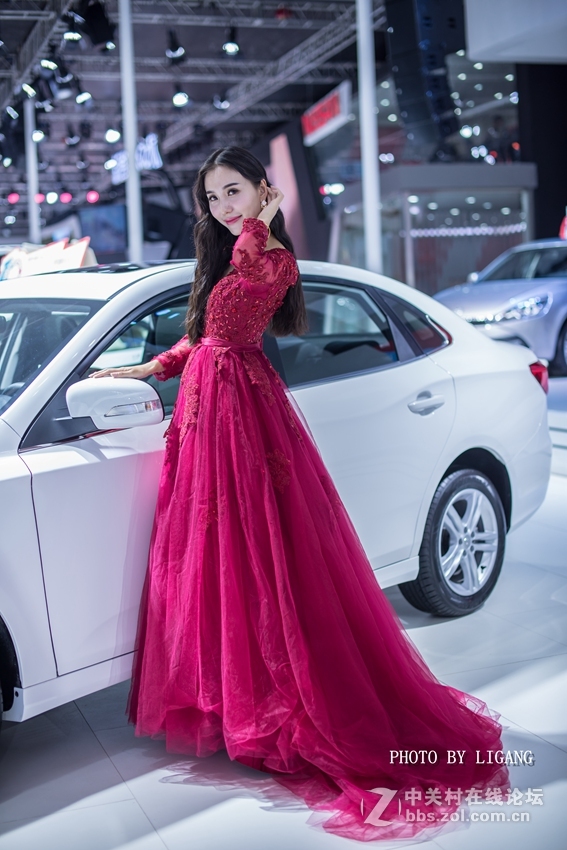 《香车旁，有位红衣女郎》