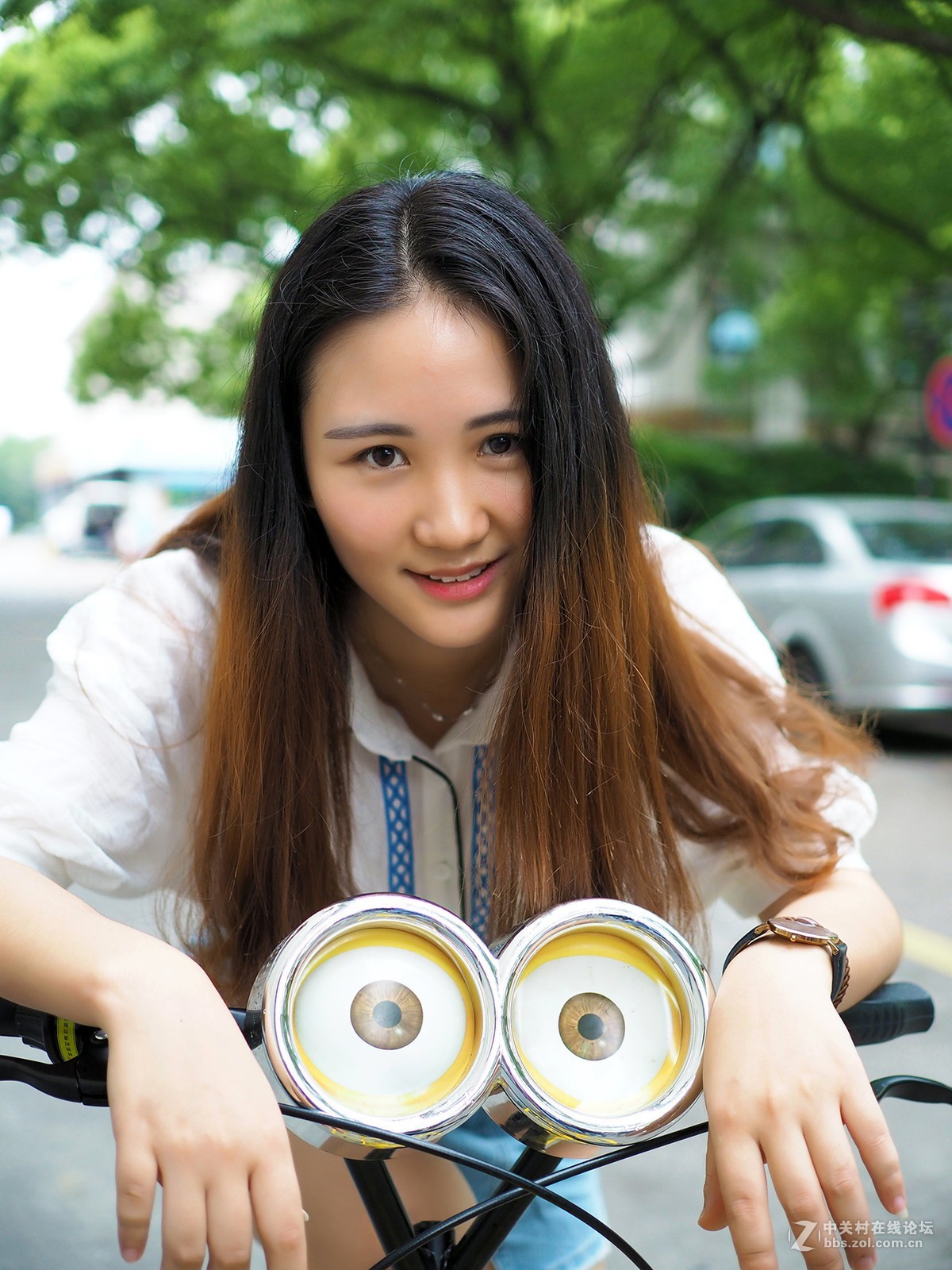 骑小黄的长发姑娘