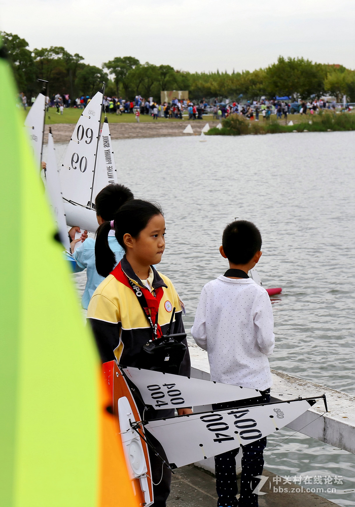 双胞胎拍上海第八届模型节