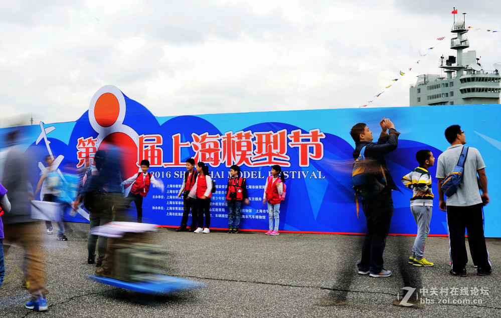 双胞胎拍上海第八届模型节
