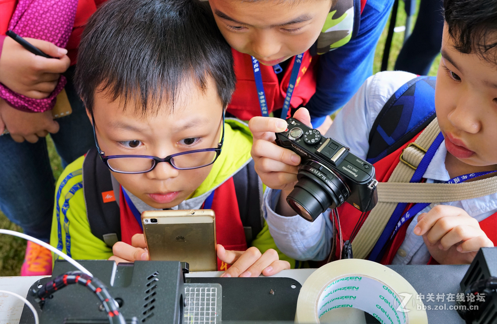 双胞胎拍上海第八届模型节