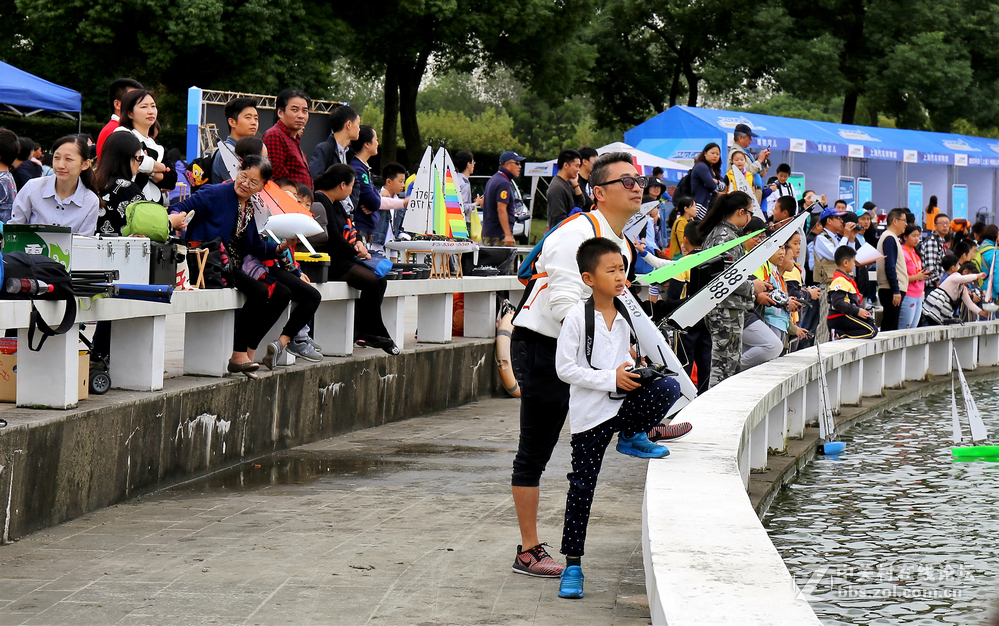 双胞胎拍上海第八届模型节