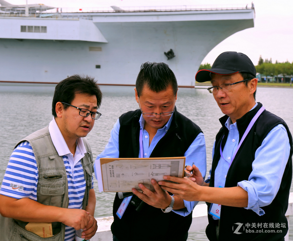 双胞胎拍上海第八届模型节