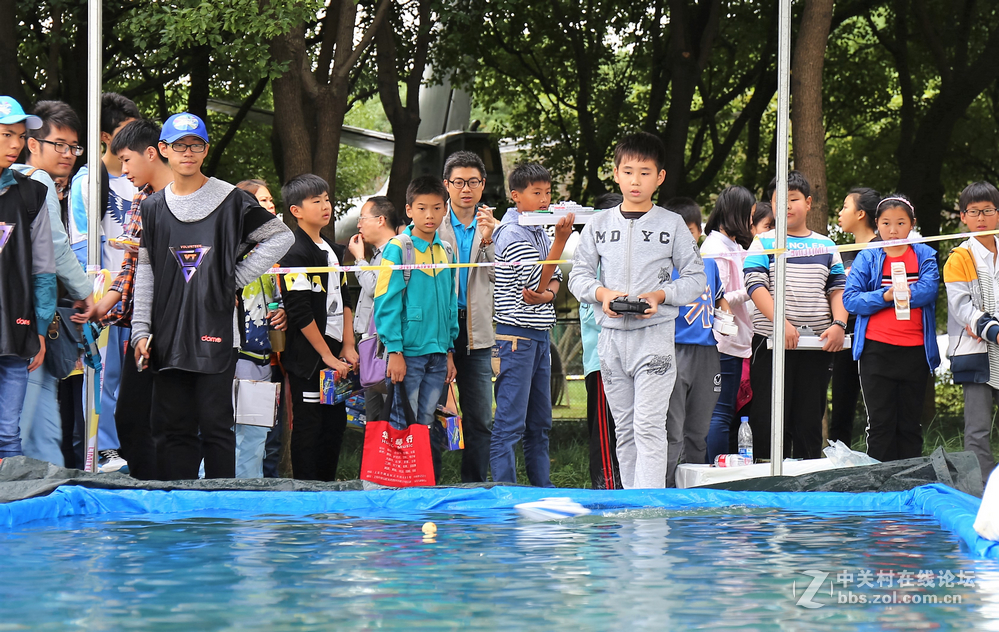 双胞胎拍上海第八届模型节