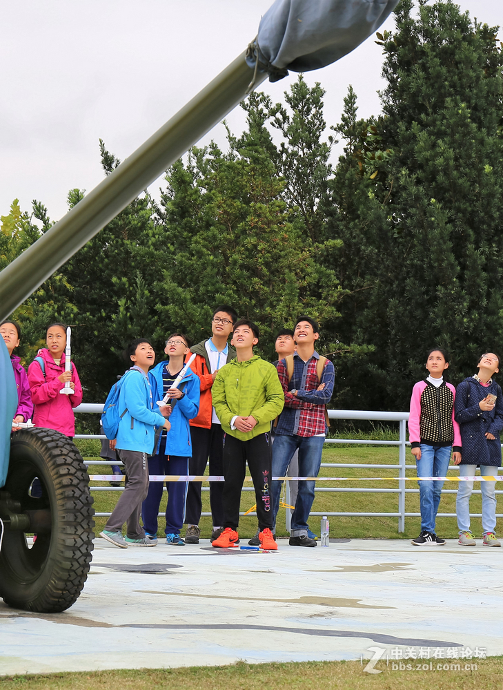 双胞胎拍上海第八届模型节