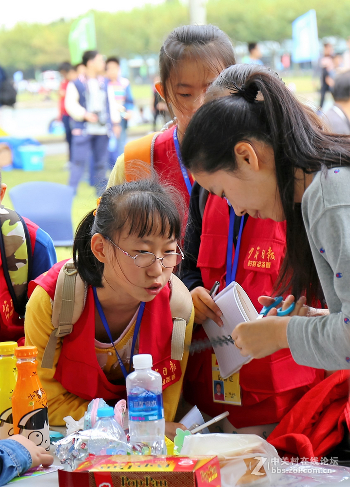 双胞胎拍上海第八届模型节