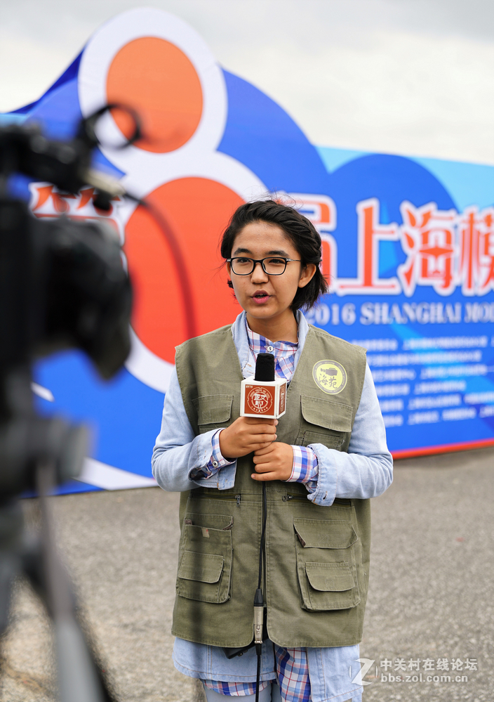 双胞胎拍上海第八届模型节