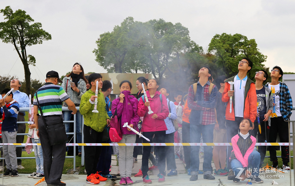 双胞胎拍上海第八届模型节