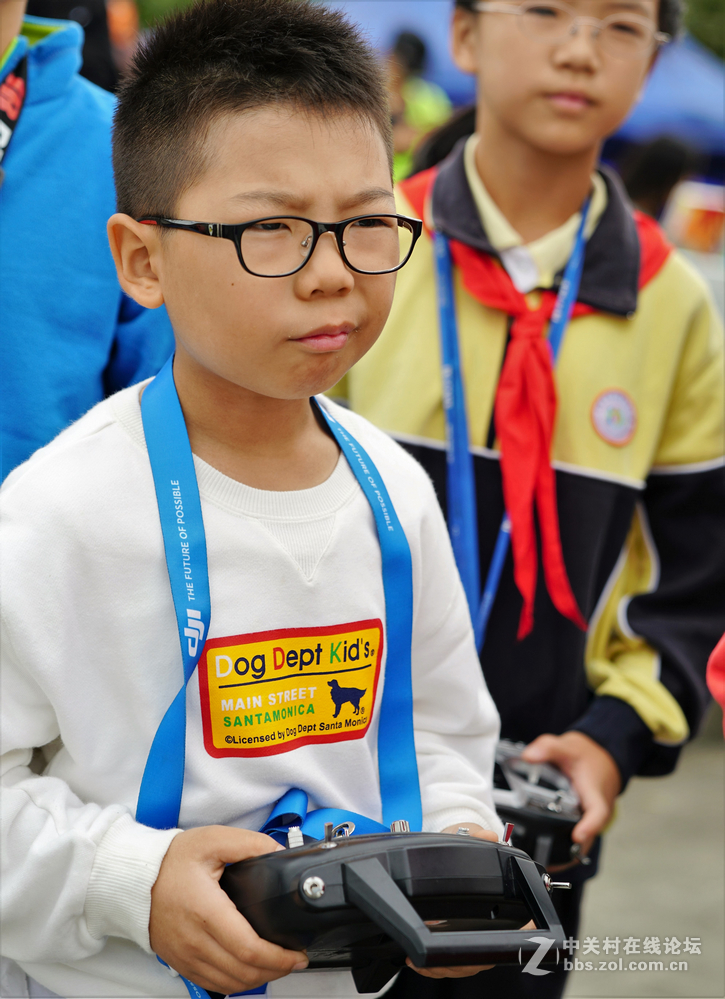 双胞胎拍上海第八届模型节