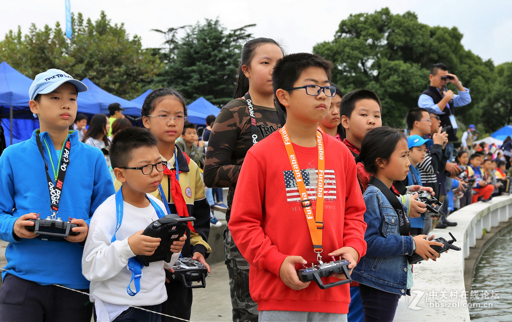 双胞胎拍上海第八届模型节