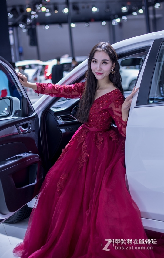 《香车旁，有位红衣女郎》