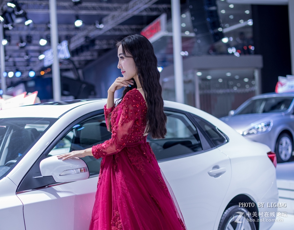 《香车旁，有位红衣女郎》